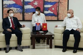 Фан Динь Чак (слева), член Политбюро, секретарь ЦК партии и председатель Отдела ЦК партии по внутриполитическим делам, проводит рабочее совещание с Роберто Моралес Охеда, членом Политбюро и секретарем по организационной и кадровой политике Коммунистическо