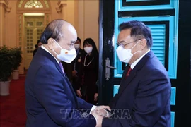 Президент Нгуен Суан Фук принял председателя Национального собрания Лаоса Сайсомфона Фомвихана. (Фото: Тхонг Нят/ВИА)