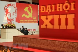 Изображение партийного значка и президента Хо Ши Мина на XIII Национальном съезде КПВ. (Фото: ВИА)