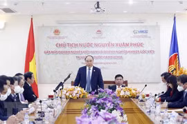 Президент государства Нгуен Суан Фук выступает на встрече. (Фото: ВИА)