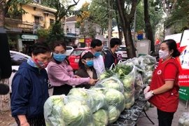 Кампания призывает местных потребителей помочь фермерам в провинции Хайзыонг, которые борются с пандемией COVID-19 с огромным количеством непроданной сельскохозяйственной продукции. (Фото: ВИА)