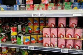 Консервы личи продаются в супермаркете Tang Frères во Франции (Фото: ВИА) 