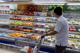 Мужчина делает покупки в супермаркете Co-opmart в Хошимине (Фото: ВИА)