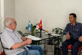 Генеральный секретарь Коммунистической партии Аргентины Виктор Городеки Кот (слева) дает интервью (Фото: ВИА)