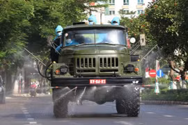 Батальон химической защиты 2-й дивизии (5-ый военный округ) распылял дезинфицирующее средство. (Фото: ВИА)