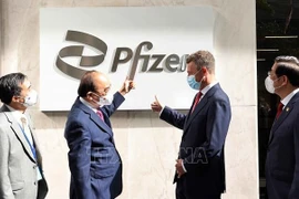 Президент Нгуен Суан Фук и вице-президент компании Pfizer Джонатан Селиб. (Фото: ВИА)