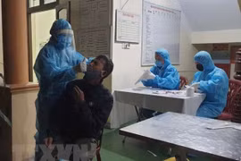 Взятие проб для тестирования на SARS-CoV-2 в городе Уонгби, провинция Куангнинь. (Фото: ВИА) 