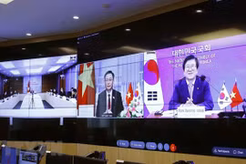 Председатель Национального собрания Вуонг Динь Хюэ проводит онлайн-конференцию с президентом Национального собрания Республики Корея Пак Бён Сеугом 23 июня 2021 года. (Фото: Зоан Тан / ВИА)