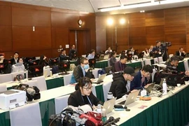 Репортеры зарубежных информационных агентств работают в пресс-центре XIII всевьетнамского съезда КПВ (Фото: ВИА)