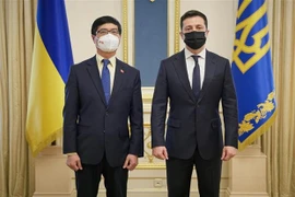 Посол Вьетнама в Украине Нгуен Хонг Тхать (слева) вручил верительные грамоты президенту Украины В.Зеленскому. (Фото опубликовано ВИА)