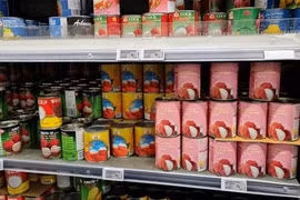 Консервы личи продаются в супермаркете Tang Frères во Франции (Фото: ВИА) 
