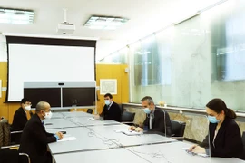 Посол Вьетнама в Словении Нгуен Чунг Киен (слева) встречается с послом Игорем Юкичем, генеральным директором, отвечающим за многостороннюю дипломатию в Министерстве иностранных дел Словении. (Фото: ВИА)