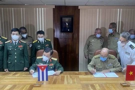 Генерал-подполковник Хоанг Суан Тьиен и член Политбюро, министр революционных вооруженных сил Республики Куба Альваро Лопет Миера подписали соглашение о сотрудничестве. (Фото: ВИА)