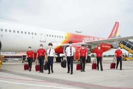 Члены экипажа Vietjet носят маски для предотвращения COVID-19 (фото: Vietjet) 