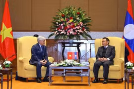 Председатель ЦК ОФВ До Ван Чиен 7 декабря встретился с председателем НС Лаоса Сайсомфоном Фомвиханом, находящимся с официальным визитом во Вьетнаме. (Фото: ВИА) 