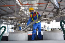 Рабочий на заводе PVOIL