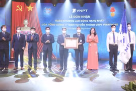 Вице-президент Во Тхи Ань Суан наградила VinaPhone, VNPT, Орденом Труда первой степени. (Фото: ВИА)