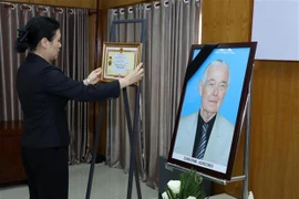 Председатель VUFO Нгуен Фыонг Нга посмертно вручает памятную медаль «За мир и дружбу между народами» покойному американскому борцу за мир Ренни Дэвису. (Фото: ВИА)