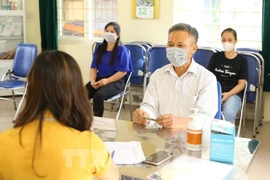 Страховые офисы Ханоя прилагают все усилия, чтобы быстро утвердить записи и ускорить выплаты работникам (Фото: ВИА)