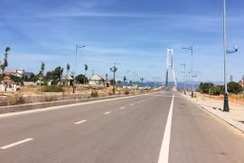 Прибрежная дорога и мост Нятле 3 в провинции Куангбинь (Фото: baoxaydung.com.vn)