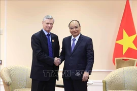 Президент Нгуен Суан Фук и председатель Общества Российско-Вьетнамской дружбы Борис Буянов. (Фото: Тхонг Нят/ВИА)