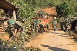 Офицеры и солдаты пехотного батальона (полк 741, военное командование провинции Дьенбьен) очистили межпоселковую дорогу, канализацию, наводили чистую и безопасную сельскую дорогу. (Фото: ВИА)