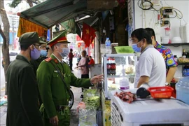 В закусочной в Ханое (Фото: ВИA)