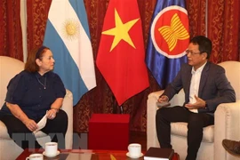 Посол Вьетнама в Аргентине Зыонг Куок Тхань (справа) и председатель ICAV Полди Соса Шмидт (Фото: ВИА)