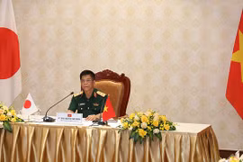 Генерал-лейтенант выступает на беседе. (Источник: Cổng TTĐT Bộ Quốc phòng Việt Nam)