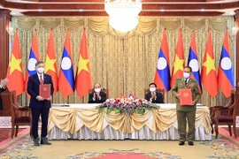 Государственный президент Нгуен Суан Фук и генеральный секретарь ЦК Партии, президент Лаоса Тонглун Сисулит присутствуют на церемонии подписания дополнительного плана сотрудничества между двумя министерствами общественной безопасности в 2020 году министро