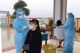  Медицинский персонал берет образцы для теста на SARS-CoV-2. (Фото: ВИА)