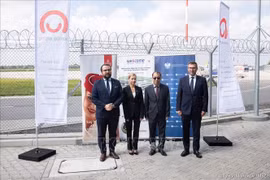 Заместитель министра иностранных дел Польши Павел Яблоньский, заместитель министра здравоохранения Польши Анна Голавска, посол Вьетнама в Польше Нгуен Хунг, директор Национального стратегического резерва Польши Михал Кучмеровский (слева направо). (Фото: о