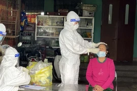 Отбор образцов для тестирования на COVID-19 у людей в общине Куангчунг, город Бимшон, провинция Тханьхоа. (Фото: Нгуен Нам / ВИА)