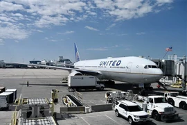 Самолет Boeing 777-200 United Airlines в международном аэропорту Денвера, Колорадо, США. (Фото: AFP / ВИА)