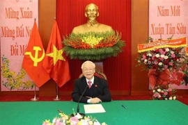 Генеральный секретарь КПВ, президент СРВ Нгуен Фу Чонг разговаривает по телефону с генеральным секретарем Лаосской народно-революционной партии Тхонглуном Сисулитом 2 февраля (Фото: ВИА)