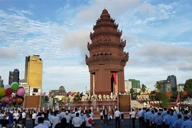 Церемония знаменует 68-ю годовщину независимости Камбоджи. (Фото: ВИА)