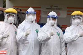Медицинские силы продемонстрируют свою решимость победить эпидемию Covid-19. (Фото: ИЖВ)