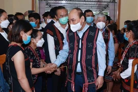 Президент Нгуен Суан Фук с представителями этнических меньшинств в провинции Куангнам. (Фото: ВИА)