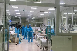 Уход за пациентами с COVID-19 в Национальной больнице тропических болезней (Фото: ВИA)