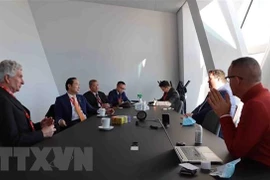 Почетный консул Вьетнама в Бельгии барон Де Гранд Ри (первый слева) на рабочем заседании с посольством Вьетнама в Бельгии в порту Анверс. (Фото: ВИА)