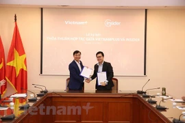 Главный редактор VietnamPlus Чан Тьен Дуан (слева) и Джек Нгуен, региональный директор Insider по Вьетнаму, Тайланду и Тайваню, на церемонии подписания (Фото: ВИА) 