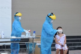 Проводит тест на COVID-19 для жителей города Виньлонг. (Фото: ВИА)