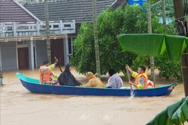Люди эвакуированы с места затопления в районе Камло города Куангчи в октябре 2020 г. (Фото: ВИА)