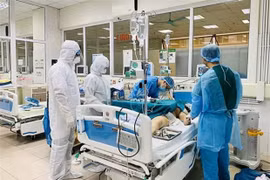 Врачи, лечащие пациента с COVID-19 в Национальной больнице тропических болезней (Фото: ВИА)