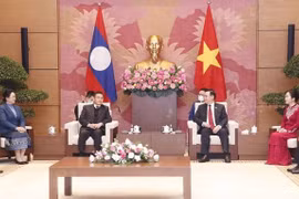 Председатель Национального собрания Выонг Динь Хюэ с супругой принимает председателя Национального собрания Сайсомфона Фомвихана с супругой. (Фото: ВИА)