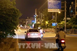 Во второй половине дня Ханой снял все 39 пропуксно-контрольных пунктов в "первую зону", развернутых с 4 сентября в связи с мерой усиленного социального дистанцирования. (Фото: ВИА)