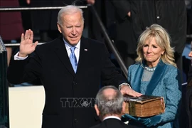 Избранный президент США Джо Байден (слева) приведен к присяге перед председателем Верховного суда Джоном Робертсом на Капитолийском холме в Вашингтоне, округ Колумбия, 20 января 2021 года. (Фото: AFP / ВИА)