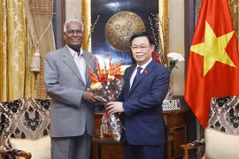 Председатель Национального собрания Выонг Динь Хюэ (справа) встречается с Генеральным секретарем Коммунистической партии Индии Д. Раджа (Фото: ВИA)