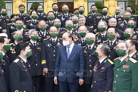 Президент Нгуен Суан Фук с делегатами на встрече. (Фото: Тхонг Нят/ВИА)