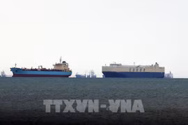 Контейнеровозы ожидают на Суэцком канале из-за инцидента. (Фото: ВИА)